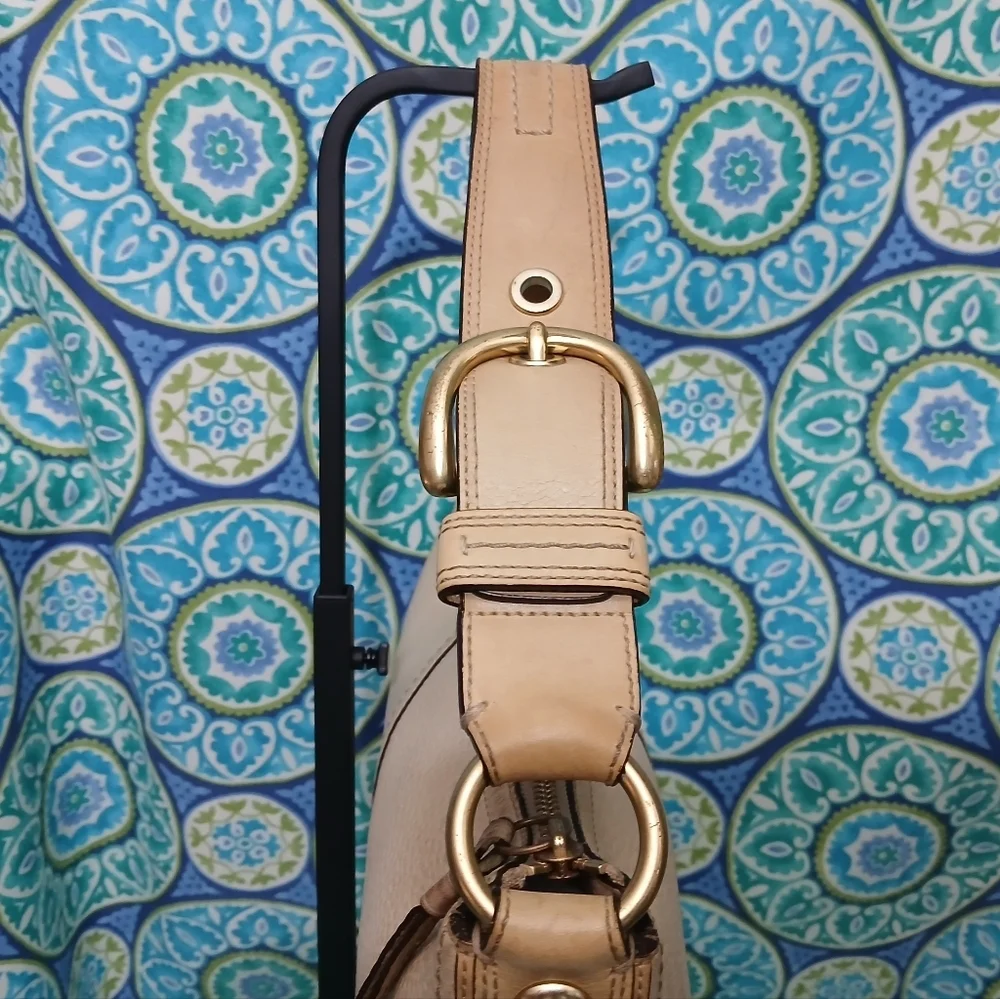 Coach Cream Leather Hobo Bag with Crescent Shape - Picture 5 of 14